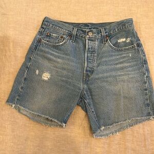 Levi’s midlength shorts w29